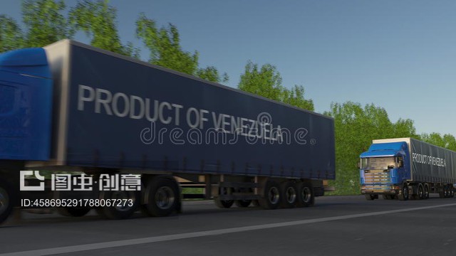 拖车上有委内瑞拉产品标题的移动货运半卡车。道路货物运输。3D渲染Moving freight semi trucks with PRODUCT OF VENEZUELA caption on the trailer. Road cargo transportation. 3D rendering